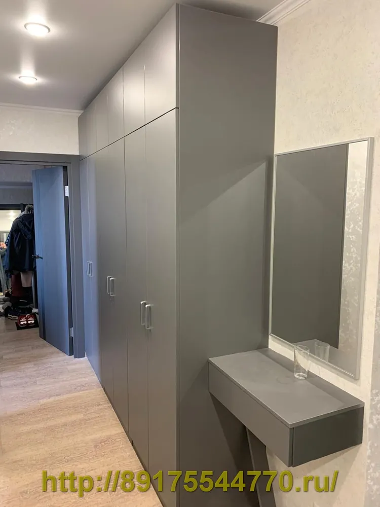 019 Шкаф в прихожей с распашными фасадами и тумба навесная с выдвижным ящиком.
Фасады и корпус этого шкафа сделаны из ЛДСП Egger, U788 Арктика серый, структура ST9
