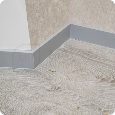 Плинтус ХДФ Dollken Cubu Flex Life 80мм Х 2,5 м 1012/1202 Серый в интерьере 1