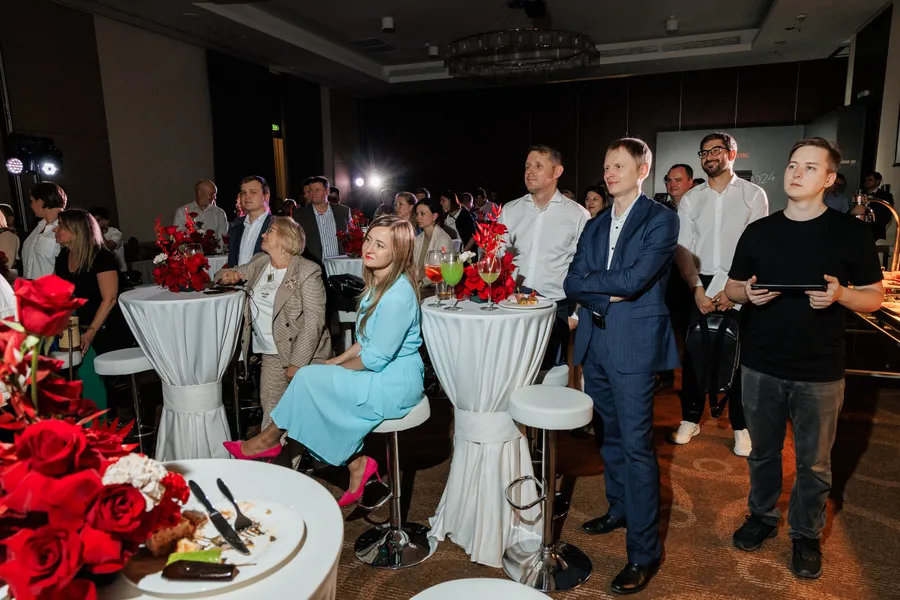 Оформление презентации Kuppersberg цветочными композициями от компании "Приятно" 