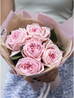 5 розовых пионовидных роз