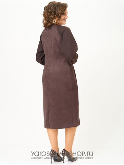 Стильное трикотажное платье в коричневом цвете