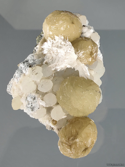 Стильбит, морденит, пренит. Индия. 60*38*24мм