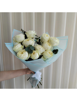 11 белых пионовидных роз