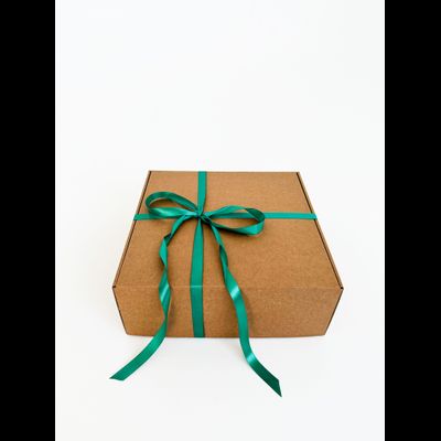 Большая подарочная коробка GILEV 37х37х14см с зеленой лентой и наполнителем крафт