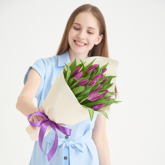 15 сиреневых тюльпанов