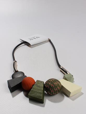 Колье "Вязаный шар и трапеции" хаки