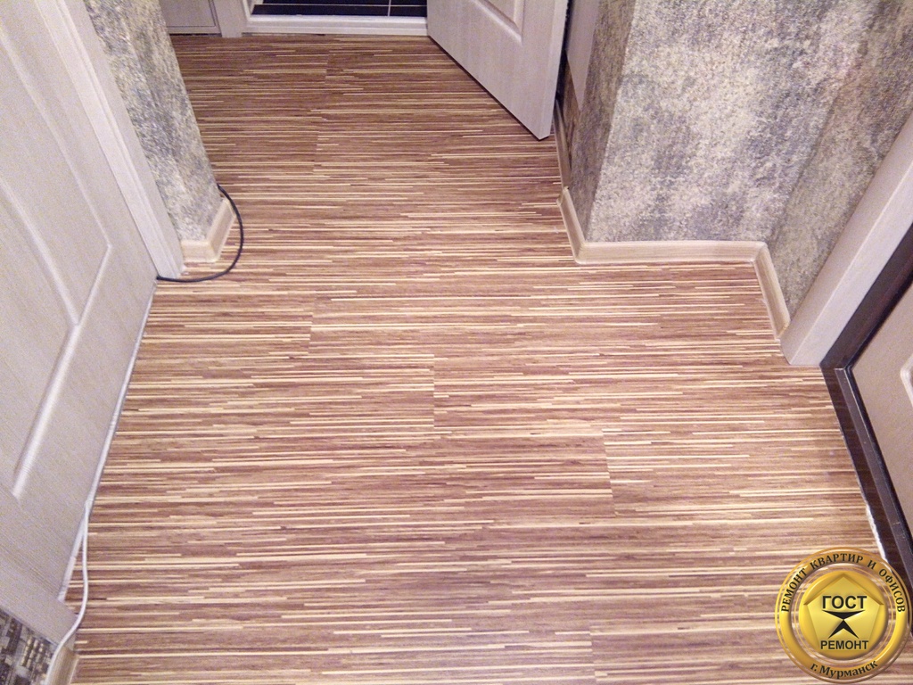 Плитка с линолеумом в коридоре. Плитка напольная в коридор. Плитка с ламинатом в коридоре. Линолеум в коридор. Линолеум в коридор.