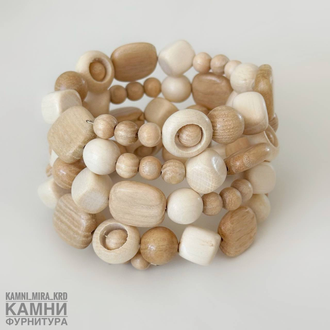 Браслет "Четыре витка светлое дерево" микс разных форм и размеров бусин на мэмори-проволке, цена за штуку