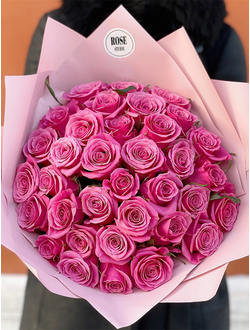 35 розовых роз