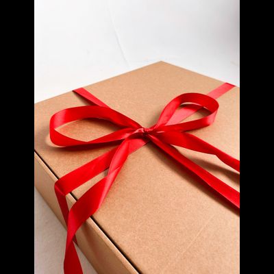 Огромная подарочная коробка GILEV 45х45х20см с красной лентой и наполнителем крафт