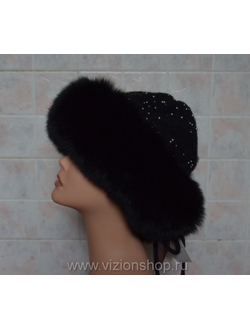 вязаная шапка с мехом и бисером Италия зима 2017