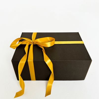 Черная подарочная коробка GILEV 37x26x12см с золотой лентой и наполнителем