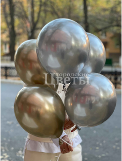 9 золотых и серебряных шаров