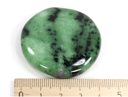 Корунд красный (светится в УФ) в цоизите, полировка плоская, Танзания (42*42*8 мм, 35 г) №35661