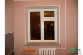 Двухстворчатое окно с подоконником из столешницы и форточкой