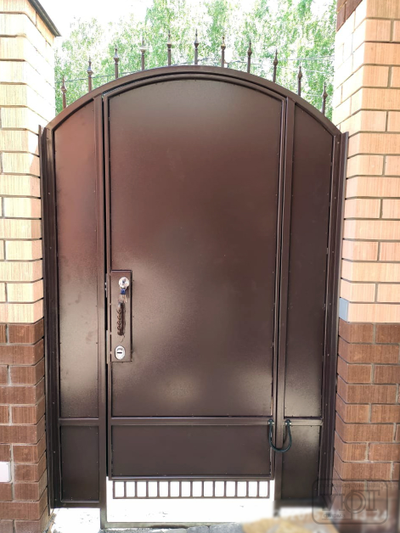 калитка с коваными элементами