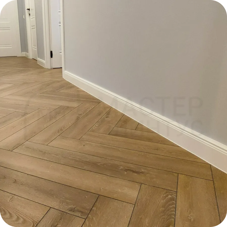 Исторический шик: монтаж белого плинтуса Dollken Hamburg Style 80 - воплощение исторического немецкого дизайна в современном исполнении, сочетающего классику и инновации.