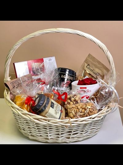 Корзина с сухофруктами