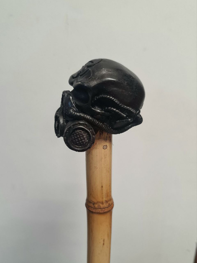 Череп в противогазе