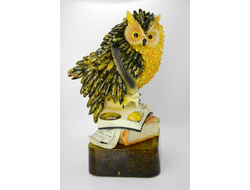 Сова с пером из Янтарных кабошонов на подставке