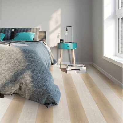 Ламинат Wineo Дуб Премиум Бежевый в интерьере комнаты в сочетании с Дуб Премиум Белый