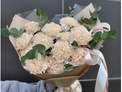 Букет кремовых гвоздик