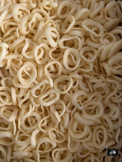 Чипсы весовые ТМ КОРОЛЬ ВКУСА луковые КОЛЬЦА (ВАРЁНЫЕ РАКИ) короб 1 кг.