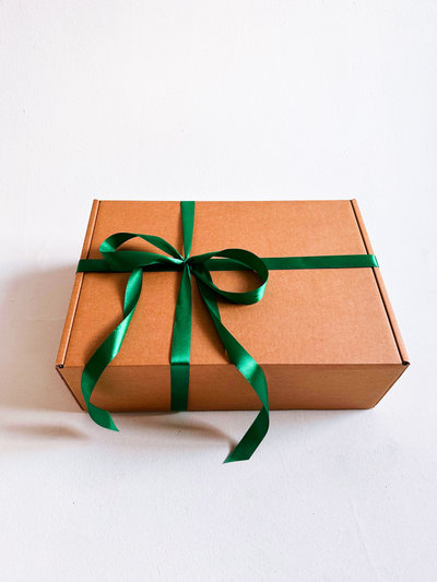 Большая подарочная коробка GILEV 44x32x15см с зеленой лентой и наполнителем крафт