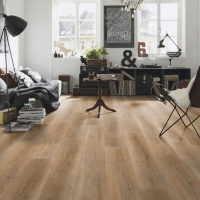 Виниловый пол Wineo 600 Wood XL AmsterdamLoft RLC195W6 в интерьере гостиной