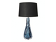 Настольная лампа из закрученного темно-синего стекла с черным абажуром.