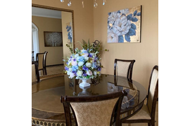 Синяя Композиция из искусственных цветов в кубке на столе мастерская АОАБУКЕТ №7 Форма шара/В свето-синих тонах.