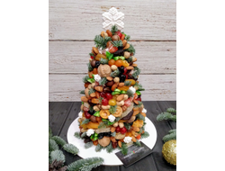 Новогодняя елка из орехов и сухофруктов