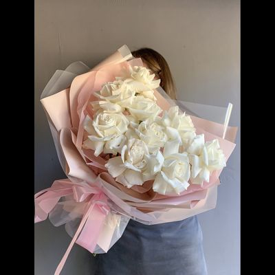 9 белых эквадорских роз в матовом фирменном оформлении