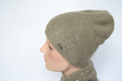 olivkovaya-zhenskaya-shapka-s-payetkami-vizio-italiya-8058-cy