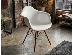 Полукресло Eames (Эймс) в аренду: белый матовый пластик на медном основании, дизайнерская мебель для мероприятий в Екатеринбурге