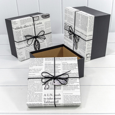 Коробка подарочная с бантом "Газета" (бело-черная), 17*17*9,3см