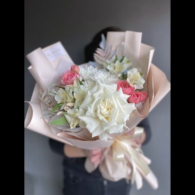 Букет из Хризантем, Альстромерии, Гвоздик и Экзотической зелени