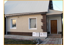 Отделка дома фасадными панелями под кирпич в сочетании двух цветов, монтаж цоколя фасаднымит панелями под камень