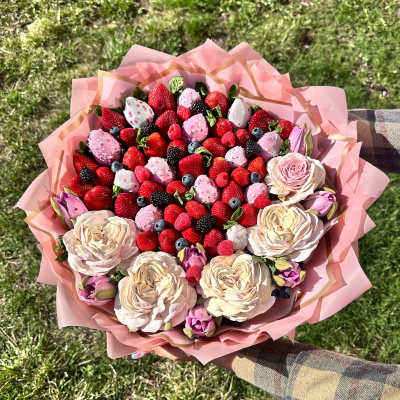 Ягодный букет с зефирными цветами