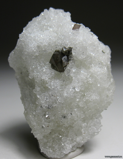 Шеелит на кварце. США. 44*25*19мм