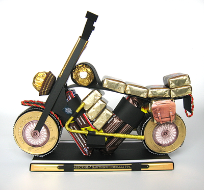 Мотоцикл из конфет - вкусный подарок для мужчины