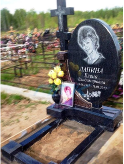 На фото круглый памятник на могилу с черным крестом в СПб
