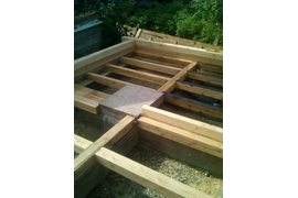 Залит ленточный фундамент, нижняя обвязка и половые лаги из лиственницы, сам сруб из сосны, залит фундамент под печь