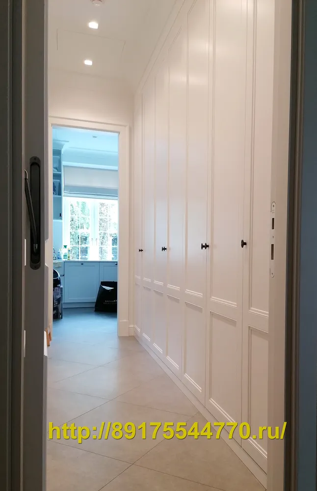 017-1 Шкаф в прихожей с распашными дверьми.
Фасады: МДФ белые, покраска по RAL 9003.
