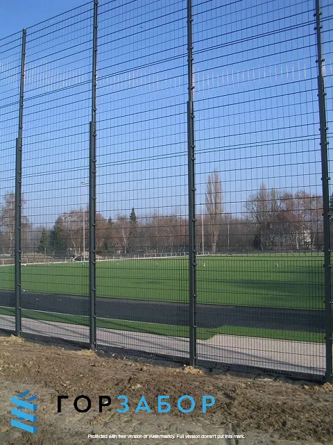 Установка ограждения спортплощадки из 2D панелей