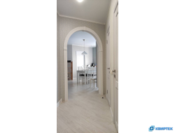 Межкомнатная арка с покрытием ПВХ Романская Дуб Монтана в интерьере | КВИРТЕК