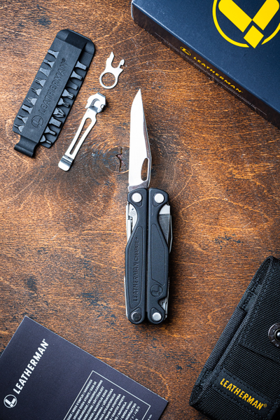Leatherman Charge + с чехлом на кнопке, клипсой и битами