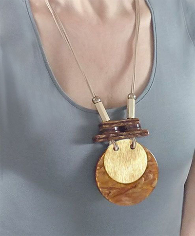 (АРТИКУЛ: 8983/02) КОЛЬЕ ЖЕНСКОЕ, КРУПНАЯ ПОДВЕСКА В БЕЖЕВО-ЗОЛОТИСТЫХ ТОНАХ, ЮВЕЛИРНЫЙ ПЛАСТИК, МЕТАЛЛ