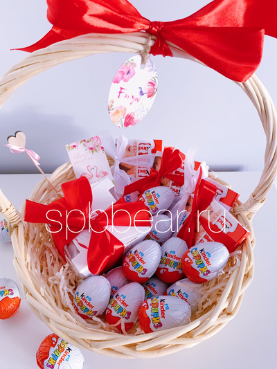 Подарочная корзина Киндер сюрприз и Рафаэлло