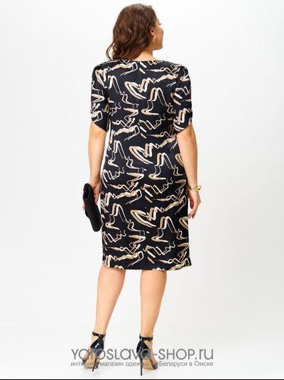 Женское платье прямого силуэта с абстрактным принтом